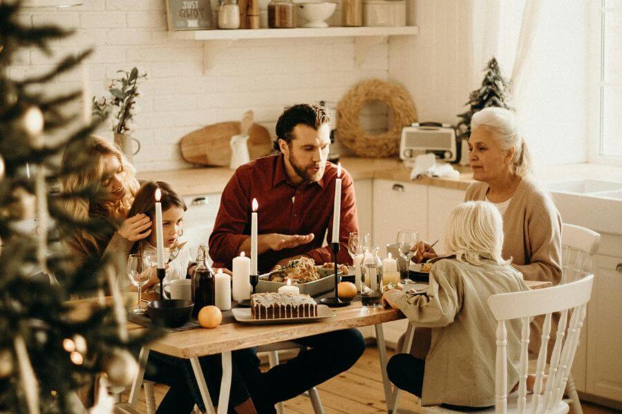 Representación de una cena de Navidad sin conflictos familiares.