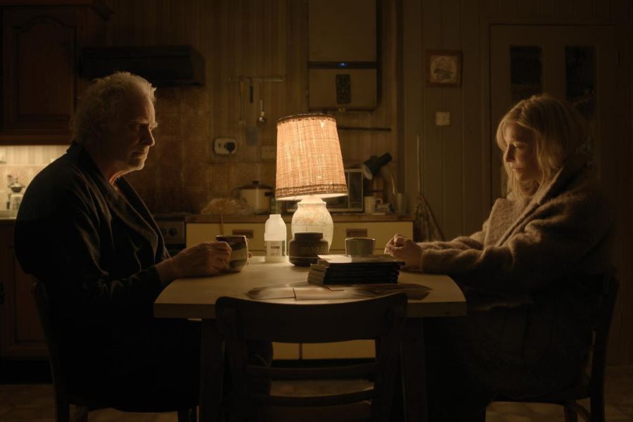 Escena de Disclaimer que refleja los secretos familiares y el peso emocional de las dinámicas ocultas en la historia.