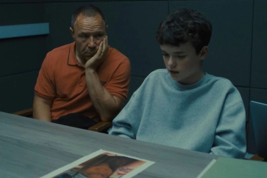 Escena de la serie Adolescencia de Netflix en la que aparecen Jamie y su padre. 