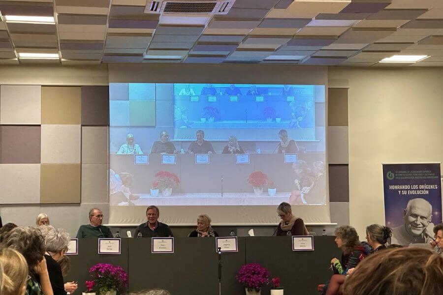 Conferenciantes en las Jornadas de la AECFS, hablando sobre la evolución de las Constelaciones Familiares.