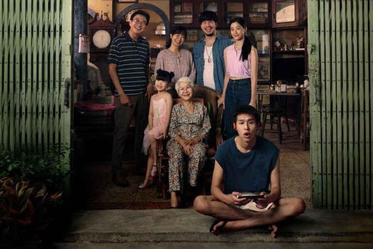 Miembros de la familia protagonista de la película Cómo ganar millones antes de que muera la abuela.