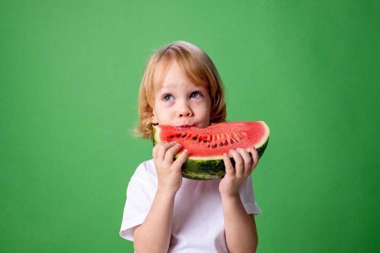 Representación de la importancia de cultivar unos buenos hábitos alimentarios para evitar el sobrepeso infantil.