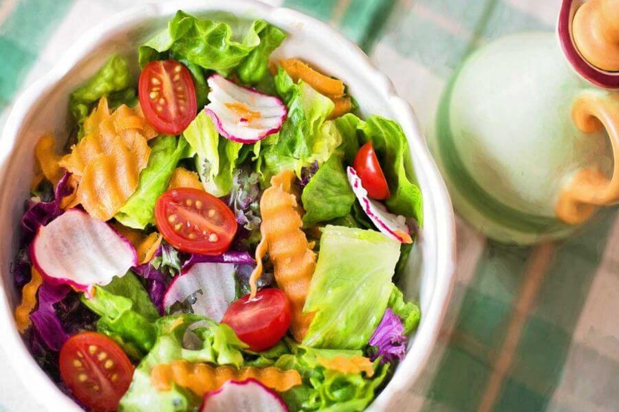 Para evitar el sobrepeso infantil, una alimentación saludable y equilibrada es clave.