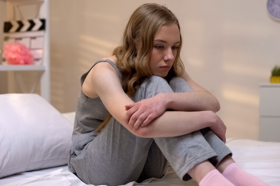 Ejemplo adolescente con gastritis desde los 15 años: carga la rabia propia y la que su madre nunca expresó ante el maltrato del padre.