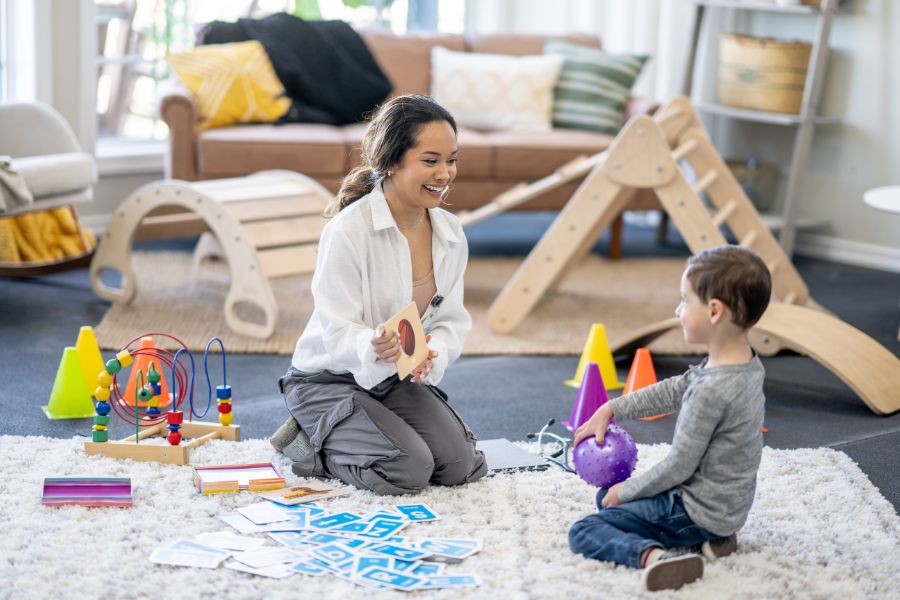 Prevención del acoso escolar a través de terapia infantil y educación emocional en un entorno seguro y lúdico.
