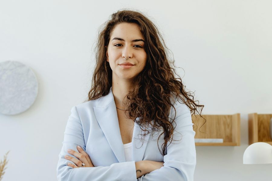 Mujer con postura segura y expresión tranquila, reflejando autoestima, autoconfianza y valoración personal.