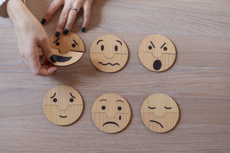 Piezas con expresiones emocionales que representan la represión afectiva en el síndrome del niño perfecto