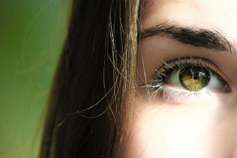 Primer plano de un ojo humano que representa los síntomas visuales asociados a la hipermetropía.