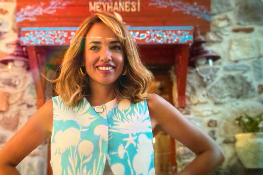 Leyla en la taberna Eleni