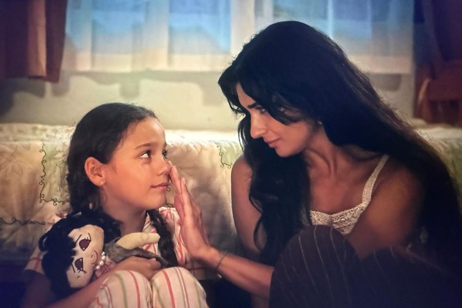 Ada y su niña herida en una escena en Mi otra yo temporada 3