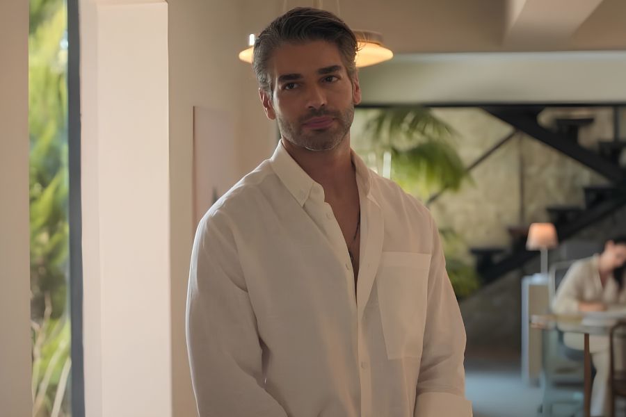 Özgur, la pareja de Ada en Mi otra yo temporada 3, de pie en una escena interior con expresión serena