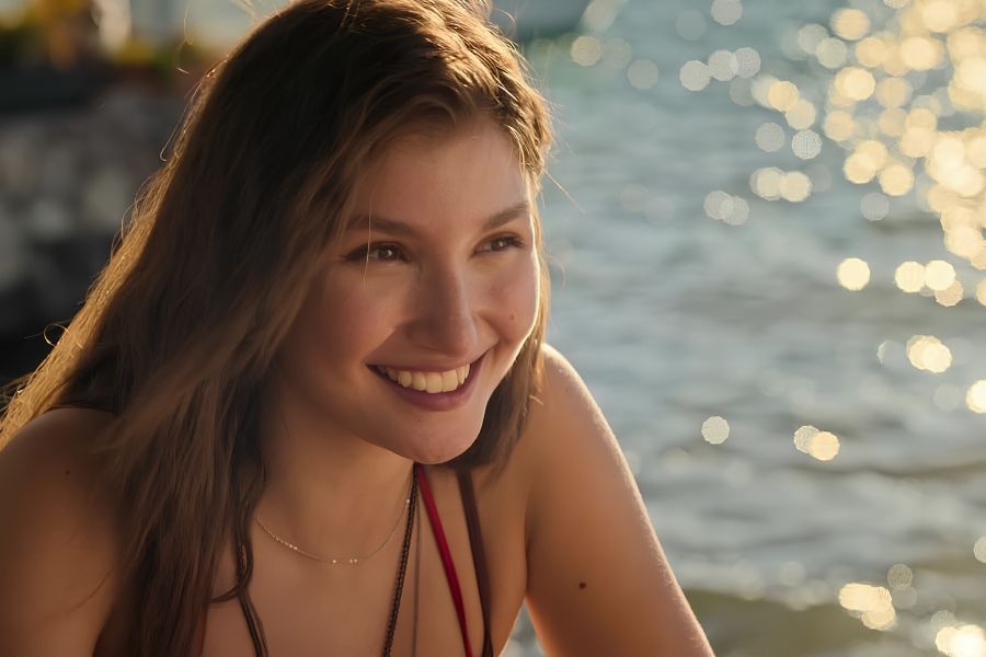 Deniz sonriendo junto al mar en una escena de Mi otra yo temporada 3