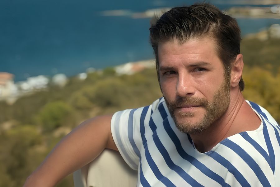 Yorgo en Mi otra yo temporada 3, con el mar de Ayvalık al fondo