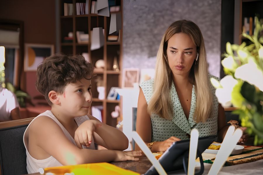 Leyla y su hijo Sarp sentados juntos en una escena de Mi otra yo