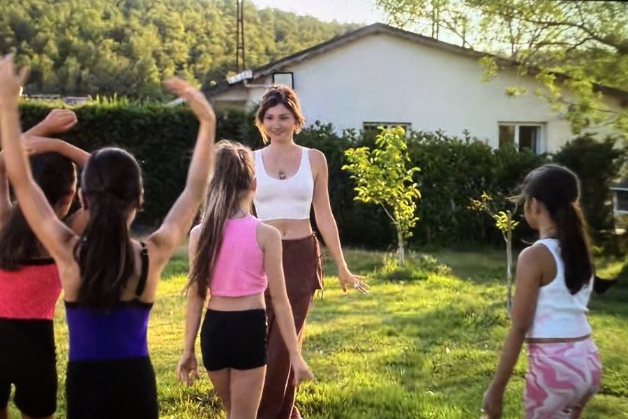 Deniz dando clases de danza