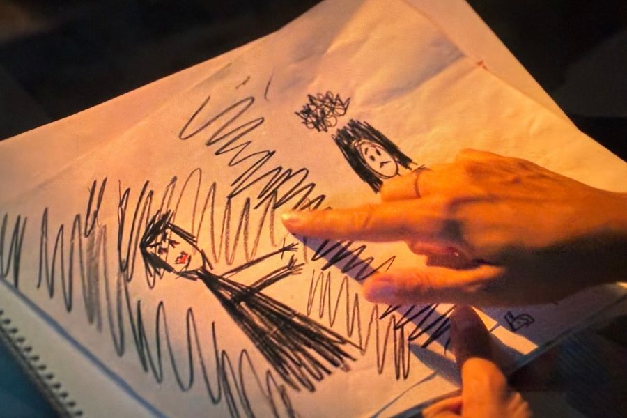 Dibujo de Halime en Mi otra yo temporada 3, con figuras oscuras y una niña triste, expresión del trauma infantil que no puede nombrar con palabras