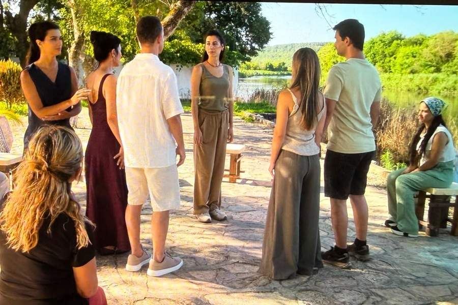 Escena de la constelación familiar de Halime en Mi otra yo temporada 3, con Ada facilitando el proceso y los representantes colocados en el campo