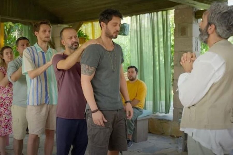 Fiko, Toprak y Zaman participando en una constelación familiar grupal en Mi otra yo