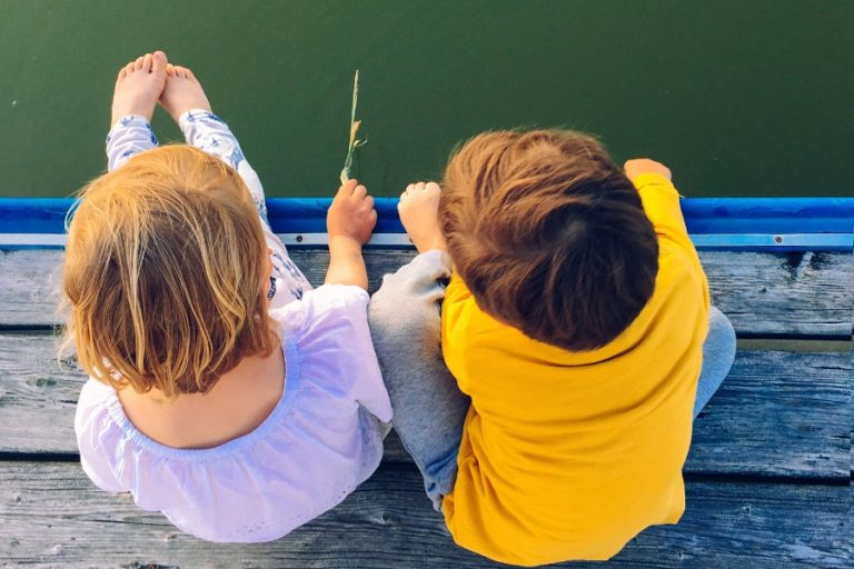 Niños pasando el tiempo en verano.